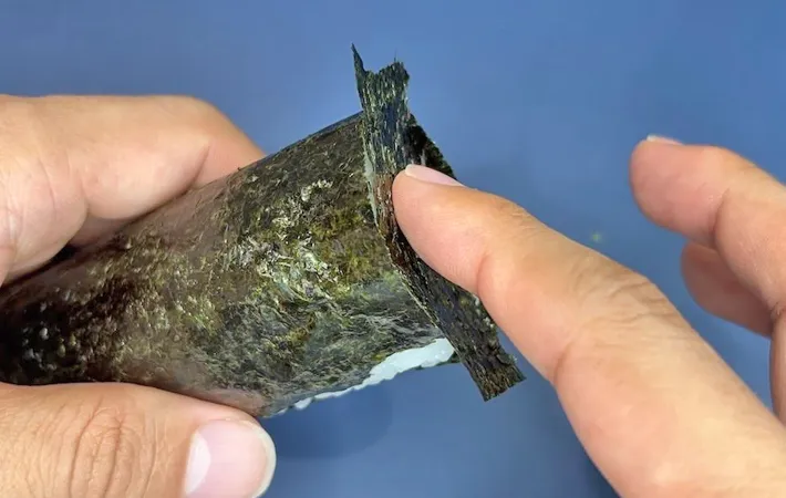 『納豆巻きのこぼれない食べ方』の写真（撮影：キジカク）