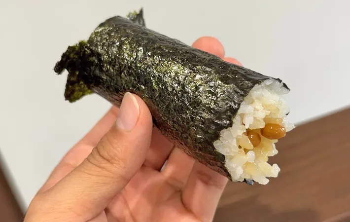 『納豆巻きのこぼれない食べ方』の写真（撮影：キジカク）