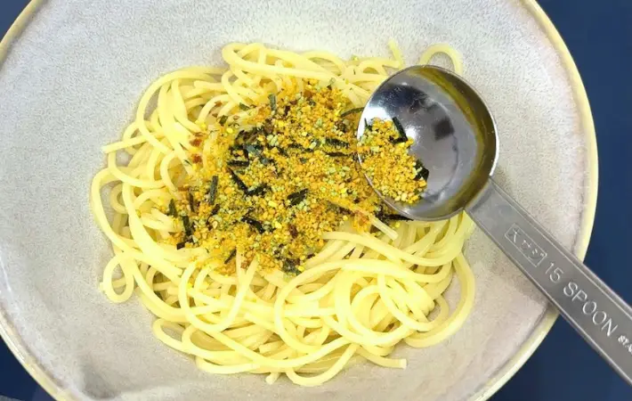 のりたまとスパゲッティを混ぜている画像（撮影：キジカク）