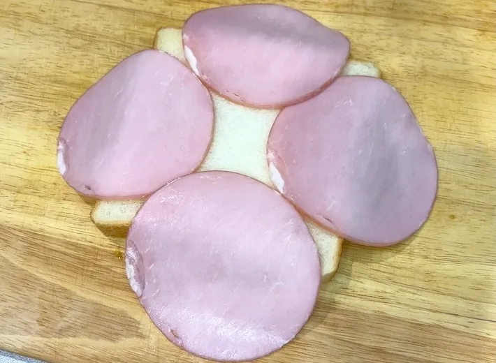 ハムを食パンの四方に並べている画像（撮影：キジカク）