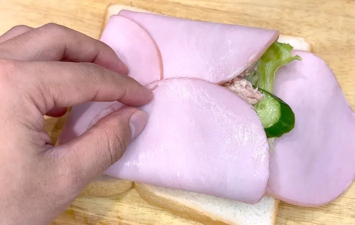 はみ出したハムで具材を包んでいる画像（撮影：キジカク）