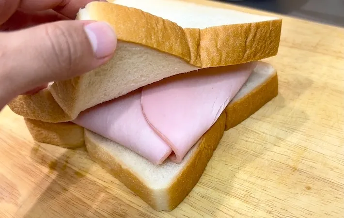 上から食パンをのせている画像（撮影：キジカク）