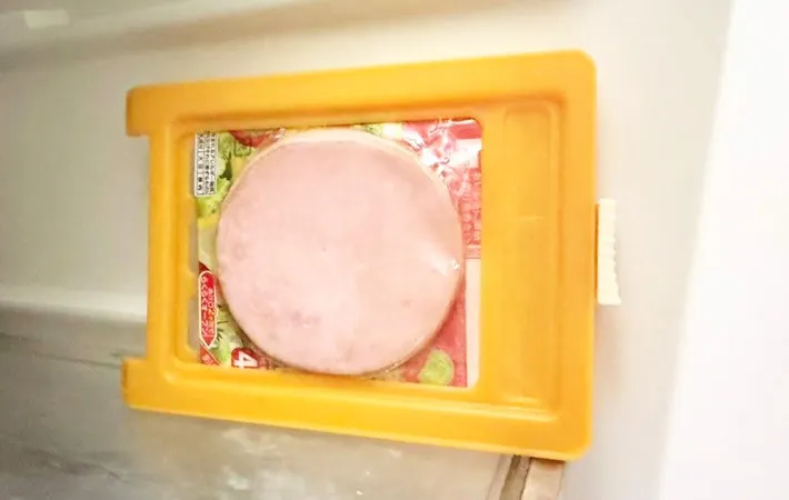 冷蔵庫の中でハム&ベーコンキーパーを置いている画像（撮影：キジカク）