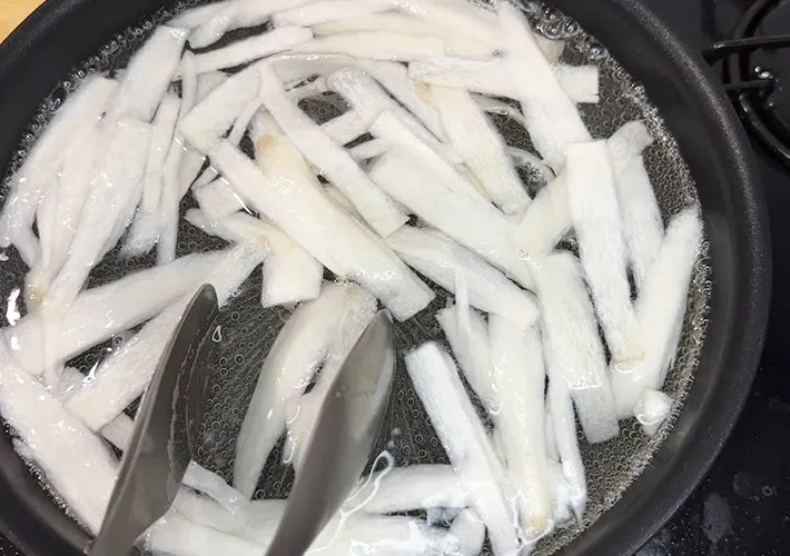 削ったエリンギを茹でている画像（撮影：キジカク）
