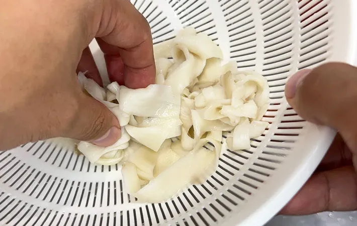 茹でたエリンギの水気をとっている画像（撮影：キジカク）
