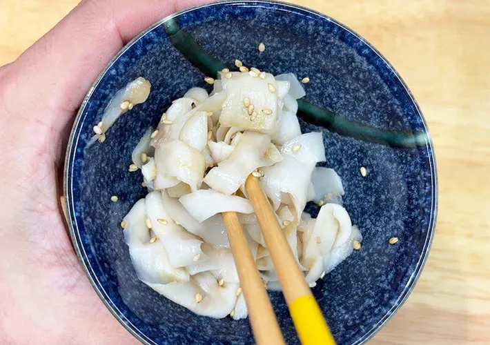 エリンギに調味料を入れて混ぜている画像（撮影：キジカク）
