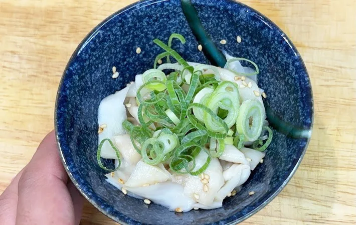 調味料を加えて混ぜたエリンギにネギをのせた画像（撮影：キジカク）