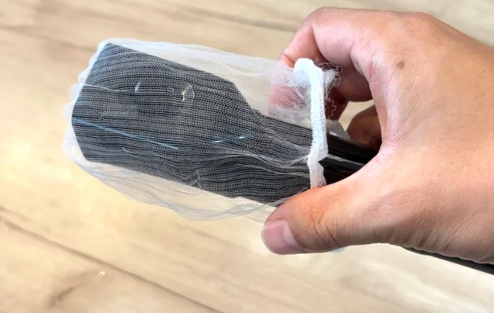 掃除機に水切りネットをかぶせている画像（撮影：キジカク）