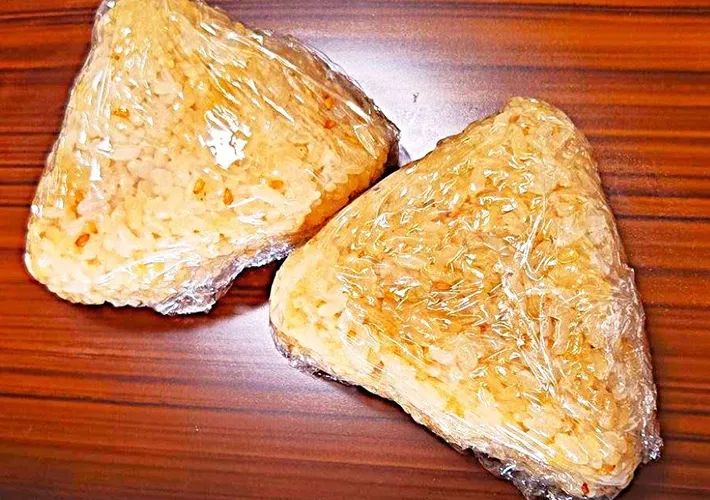 調味したご飯を三角の形に握った画像（撮影：キジカク）