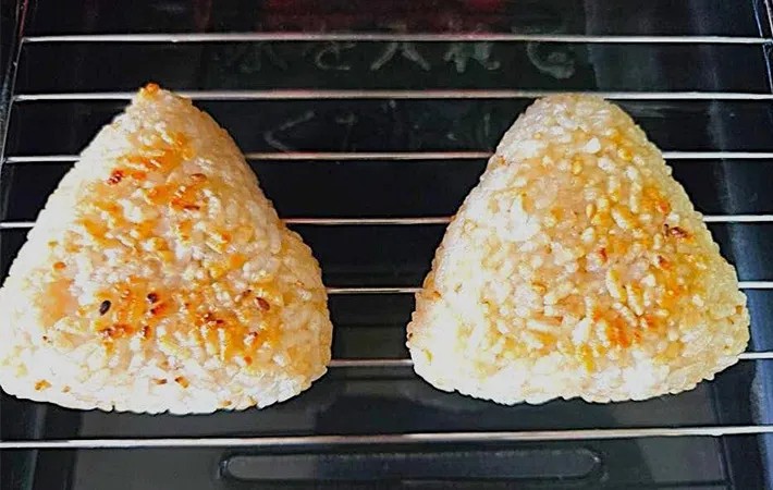 魚焼きグリルでおにぎりを焼いている画像（撮影：キジカク）