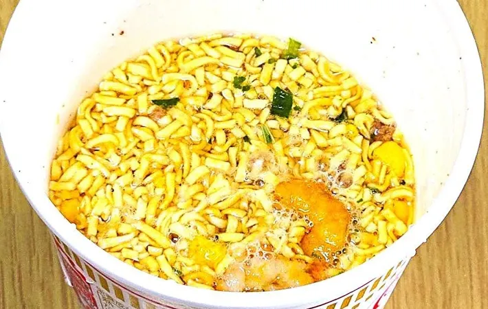 『カップヌードル炒飯』を作る写真（撮影：キジカク）