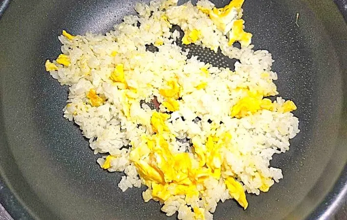 『カップヌードル炒飯』を作る写真（撮影：キジカク）