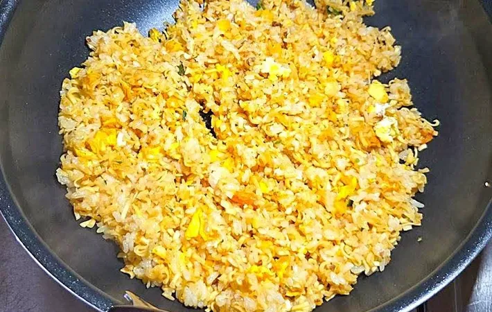 『カップヌードル炒飯』を作る写真（撮影：キジカク）