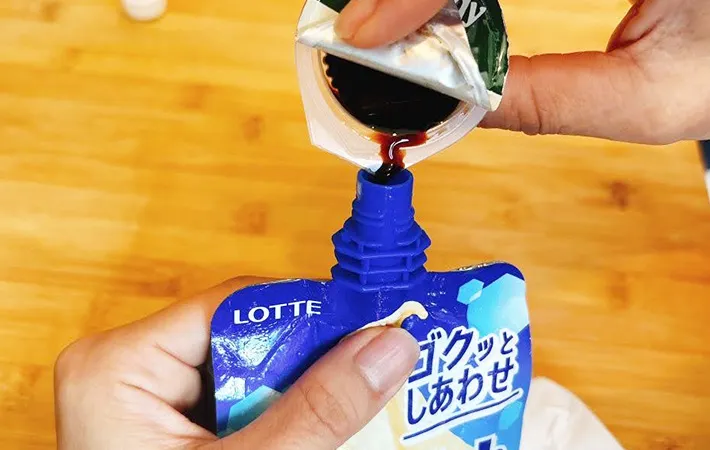 コーヒーポーションをクーリッシュに入れている画像（撮影：キジカク）
