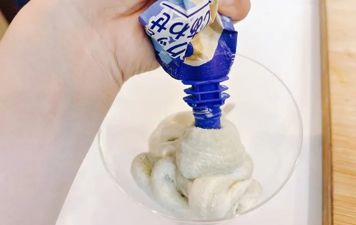 抹茶ポーションを入れたクーリッシュを出している画像（撮影：キジカク）