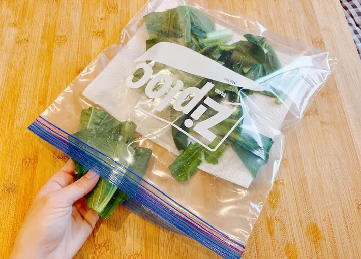 ジップ袋の中に野菜を入れる画像（撮影：キジカク）