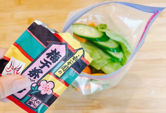 梅干茶づけを野菜に混ぜる画像（撮影：キジカク）