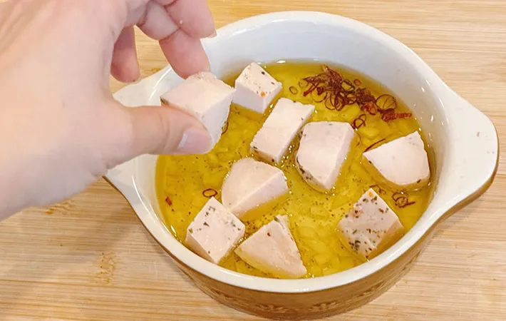 耐熱容器にサラダチキンを入れる画像（撮影：キジカク）