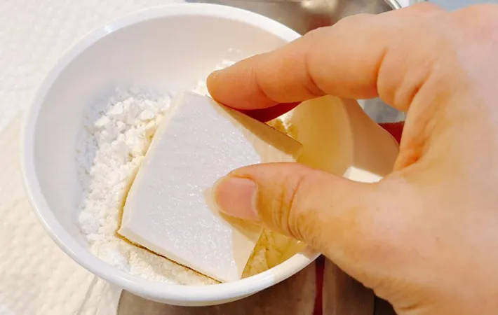 豆腐に小麦粉をつける画像（撮影：キジカク）
