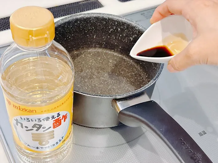 小鍋に調味料をいれる画像（撮影：キジカク）