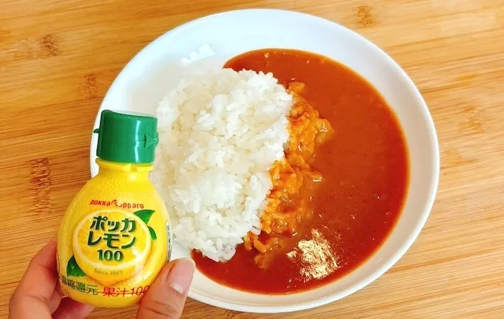 ポッカレモンとカレーライスの画像（撮影：キジカク）