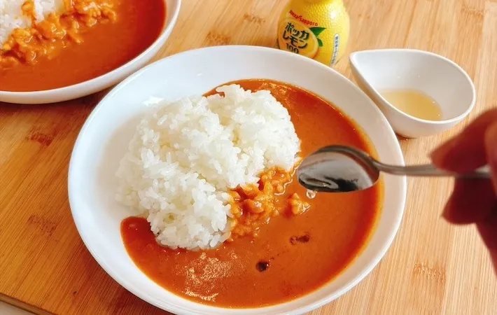カレーにはちみつレモンを加えた画像（撮影：キジカク）