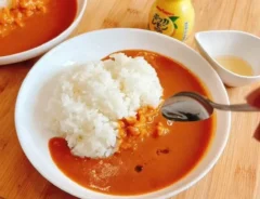 カレーにはちみつレモンを加えた画像（撮影：キジカク）
