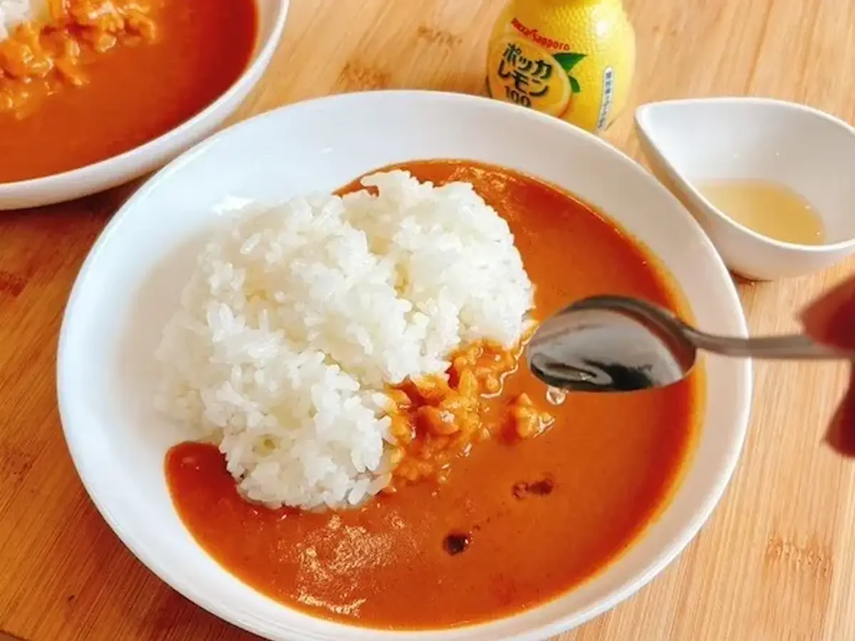 カレーにはちみつレモンを加えた画像（撮影：キジカク）