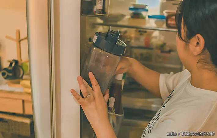 麦茶と冷蔵庫の写真