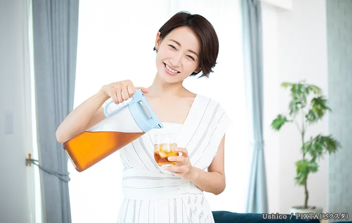 麦茶をグラスに入れる写真