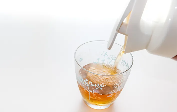 麦茶ポットと麦茶の写真