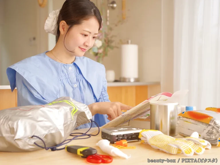 防災グッズをチェックする人の写真