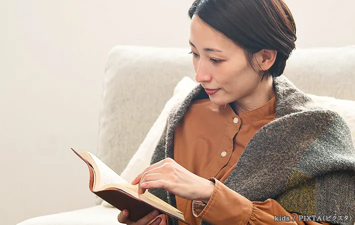 本を読む人の写真