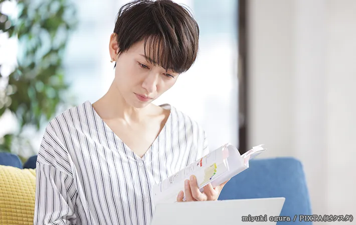 説明書を見る人の写真