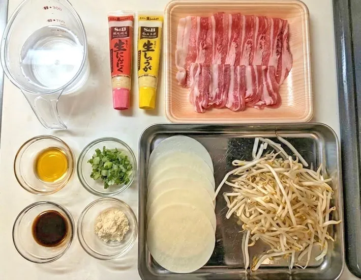 『餃子の皮のワンタンスープ』の材料写真（撮影：grapeフード編集部）