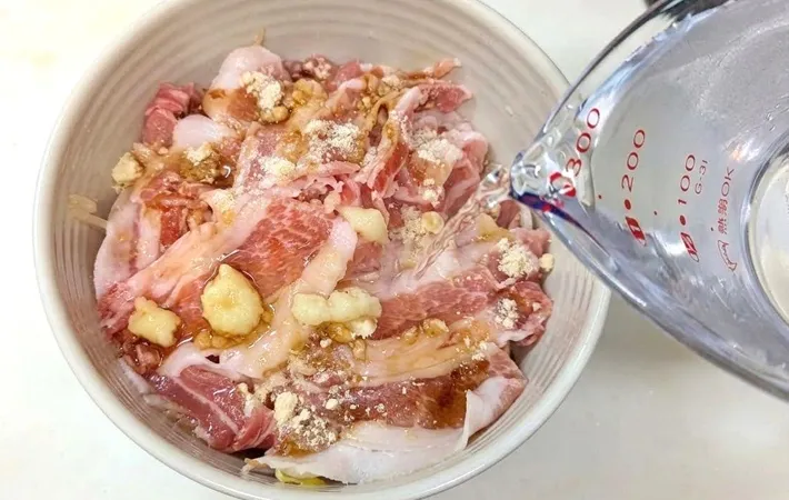 『餃子の皮のワンタンスープ』を作る写真（撮影：grapeフード編集部）
