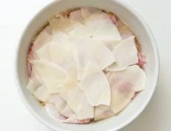 『餃子の皮のワンタンスープ』の調理写真（撮影：grapeフード編集部）