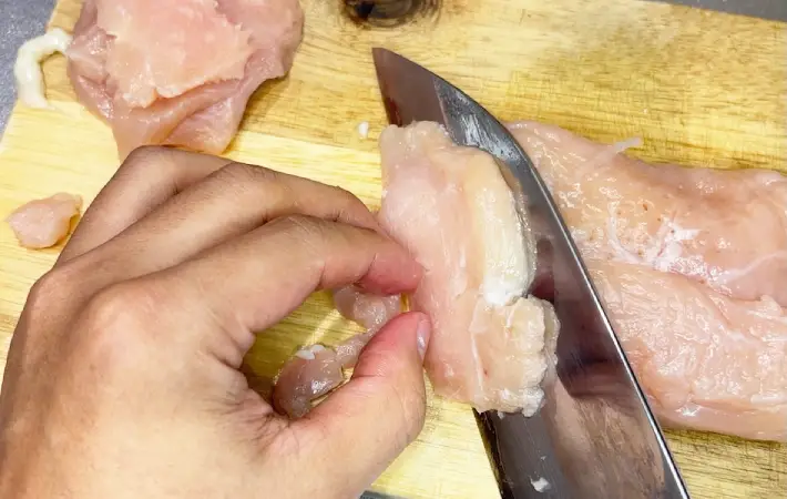鶏むね肉を食べやすい大きさにカットしている画像（撮影：キジカク）
