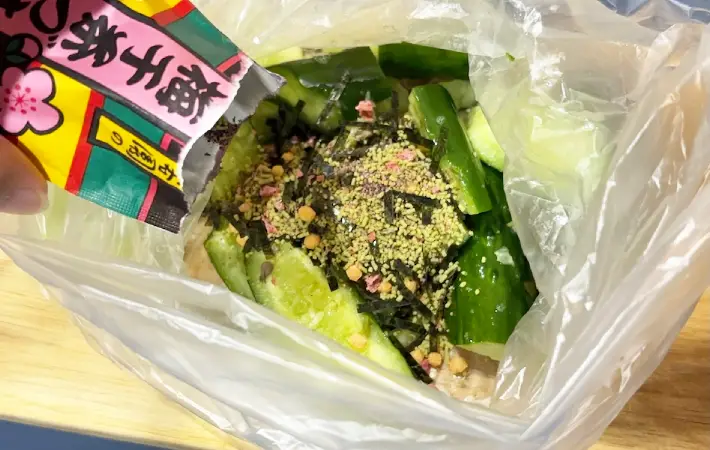 きゅうりに梅干し茶づけのもとを加えている画像（撮影：キジカク）