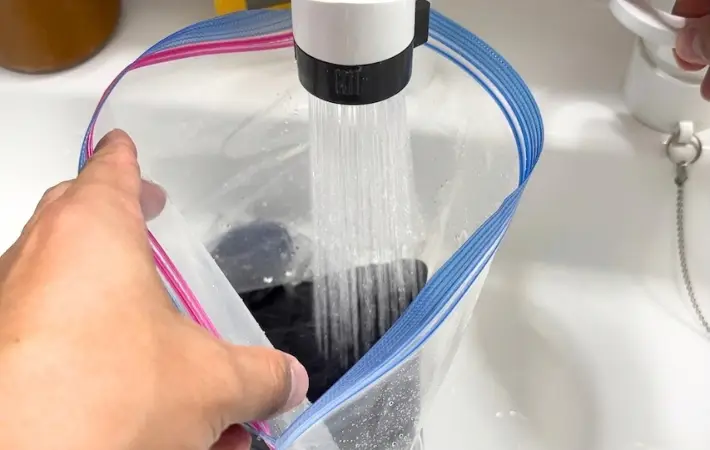 食品用保存袋に帽子を入れて水を入れる（撮影：キジカク）