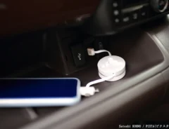 車で充電する写真