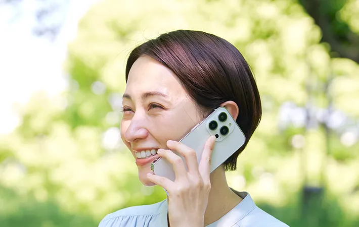 スマホで通話する人の写真
