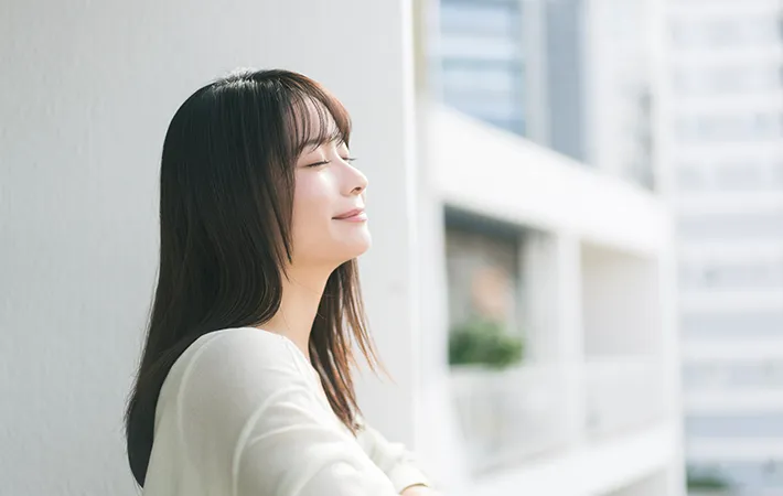 目を閉じる人の写真