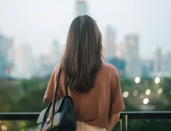 女性の後姿の写真