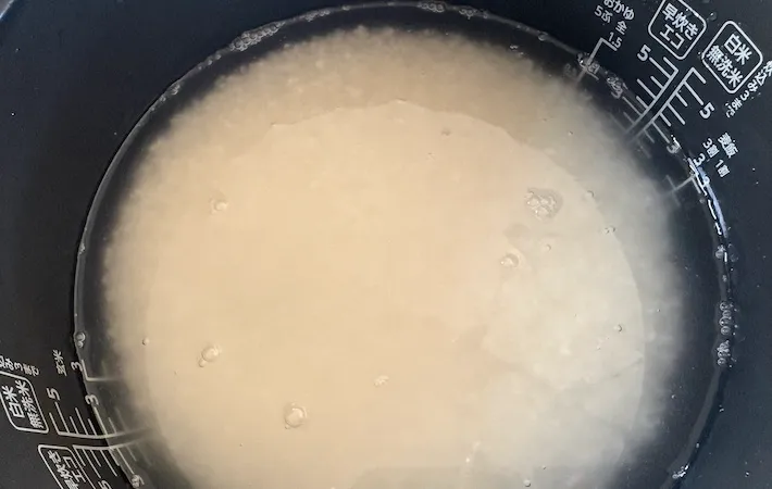 米を浸水している画像（撮影：エニママ）