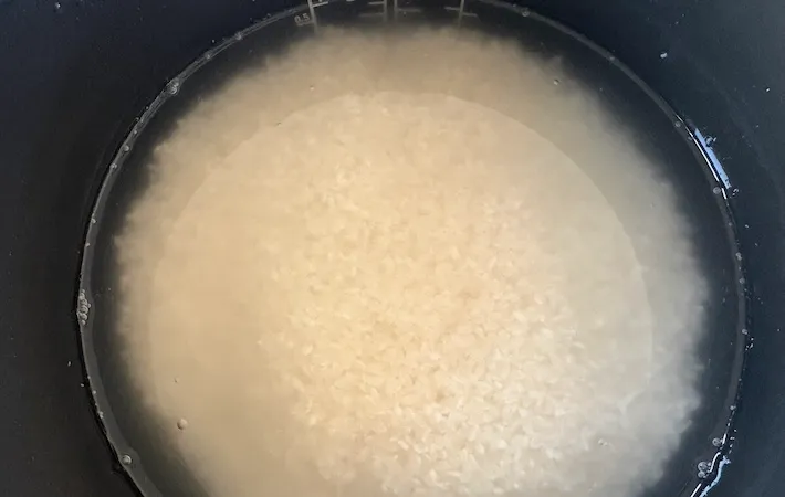 炊飯釜に米、白だし、塩、水を加えた画像（撮影：エニママ）