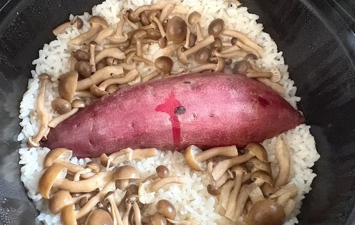 炊き上がった「さつまいもとしめじの炊き込みご飯」の画像（撮影：エニママ）
