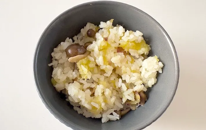 器に盛りつけた「さつまいもとしめじの炊き込みご飯」の画像（撮影：エニママ）