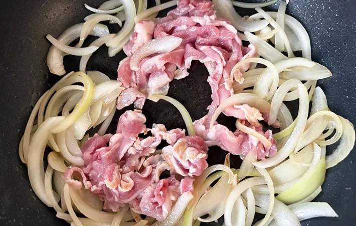 豚肉を加えて炒めている画像（撮影:エニママ）