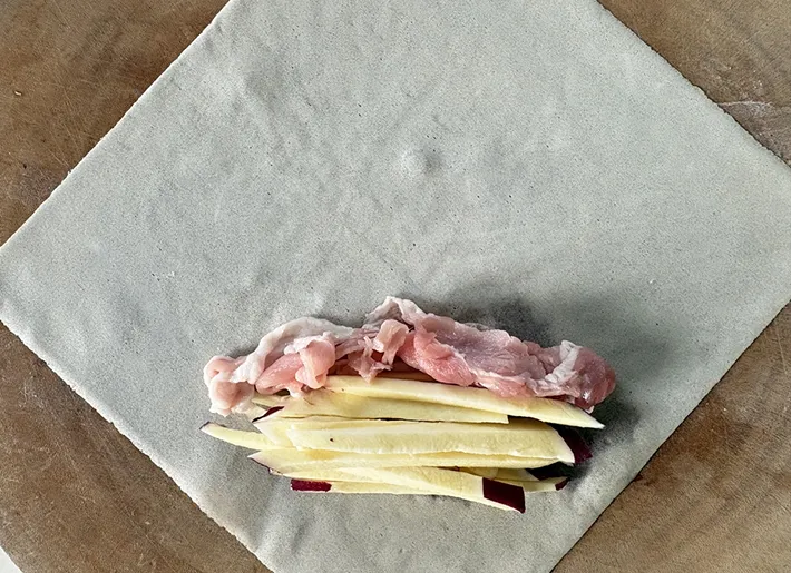 春巻きの皮にさつまいもと豚こま肉を乗せた画像（撮影：エニママ）